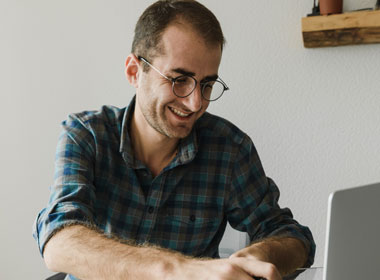 Man talking to therapist on laptop